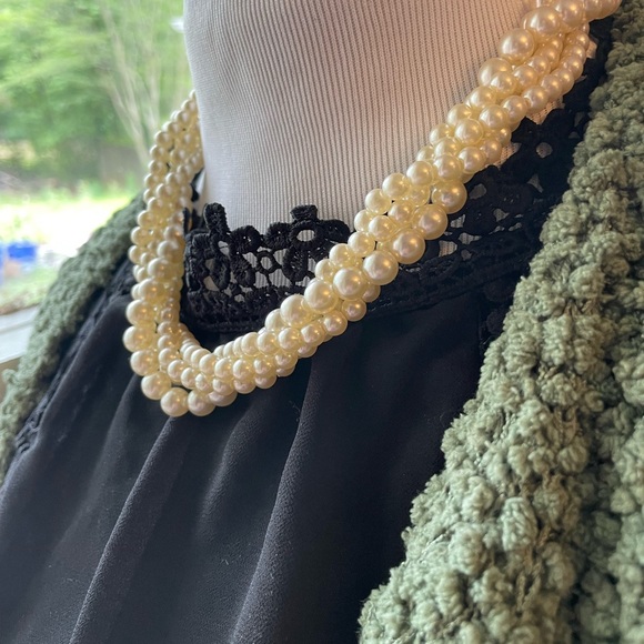 Elegant twisted faux pearl necklace - Picture 3 of 3